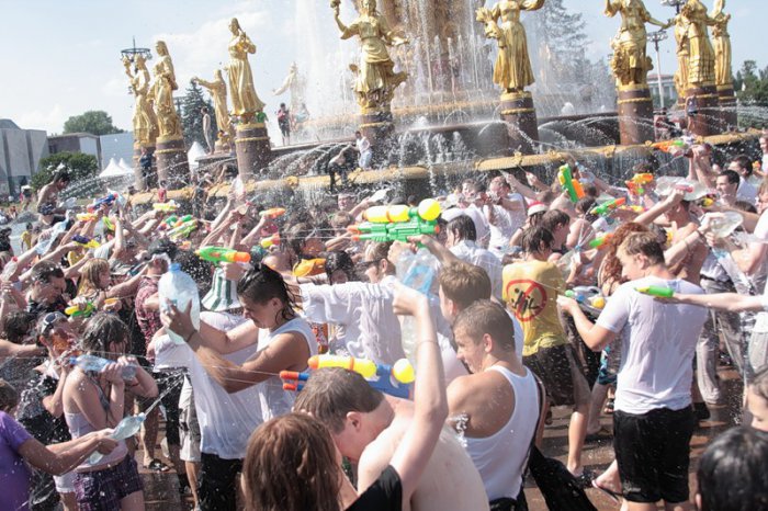 . Wet Flashmob! Water gun fight.     (38 )