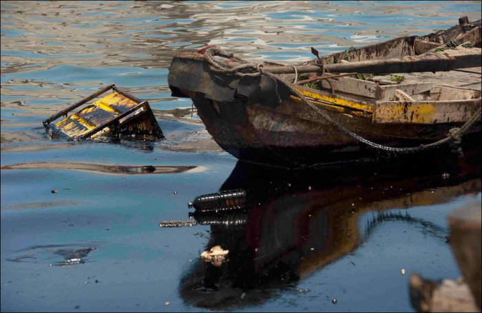 Разлив нефти в Далянь (30 фото)