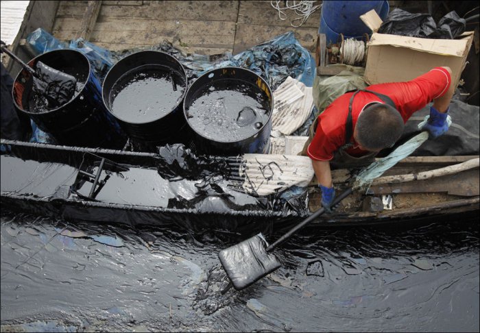 Даляньский залив очищают от нефти (38 фото)