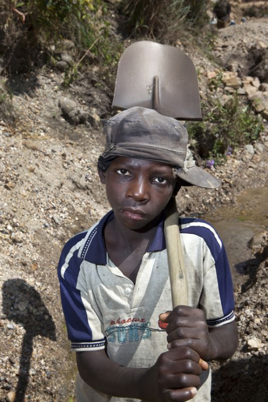 Тяжелая работа на рудниках в Конго (21 фото)