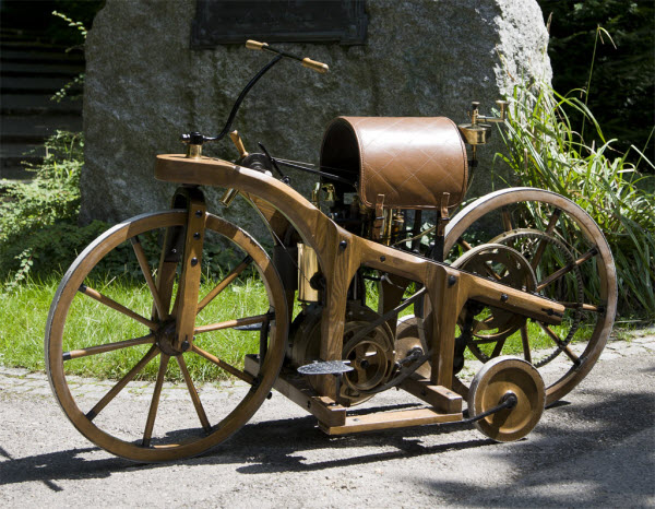 Деревянный мотоцикл от Даймлера из 19 века (15 фото)