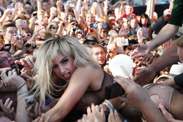 Lady Gaga прыгнула на фанатов во время концерта (17 фото)
