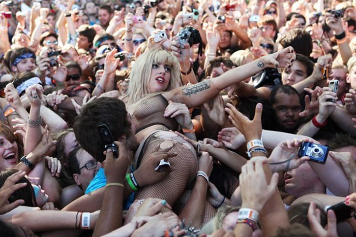 Lady Gaga прыгнула на фанатов во время концерта (17 фото)