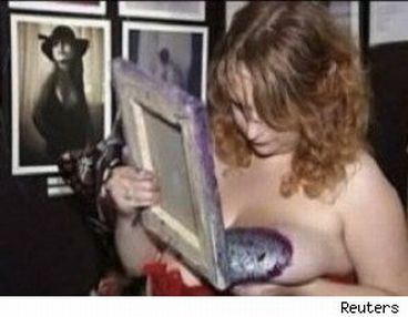 Американка рисует картины своей грудью (10 фото)