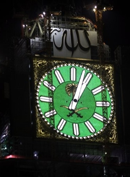 В Мекке запущены самые большие в мире часы (3 фото)