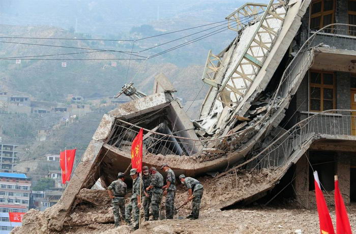 Разрушительные оползени в Китае (23 фото)