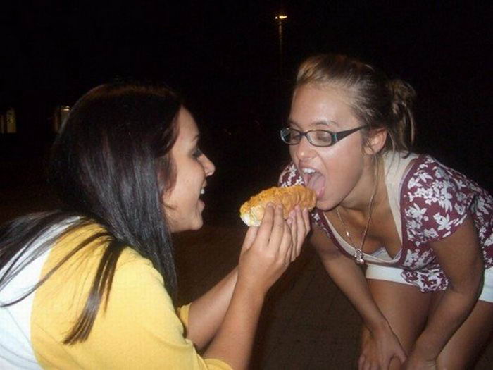 Девушки любят хот-доги (16 фото)