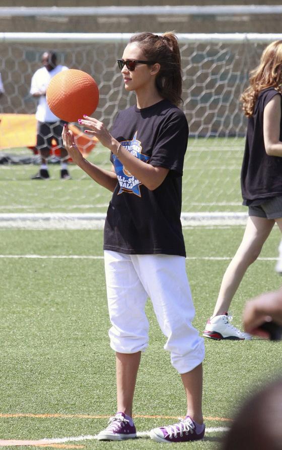 Джессика Альба играет в кикбол