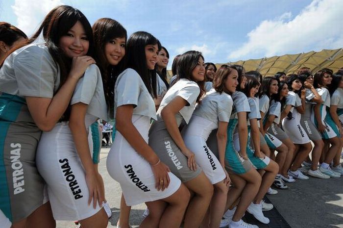 Очаровательные девушки с гонок Формула-1 (59 фото)