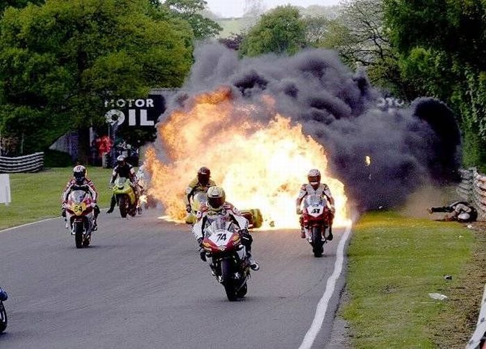 Падения мотоциклистов (18 фото)