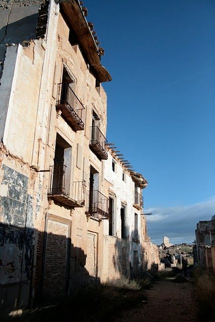 Belchite - город призрак в Испании (21 фото)