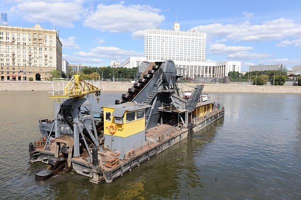 Земснаряд на Москва-реке (4 фото)