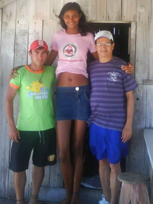 Самая высокая девочка-подросток в мире из Бразилии (5 фото)