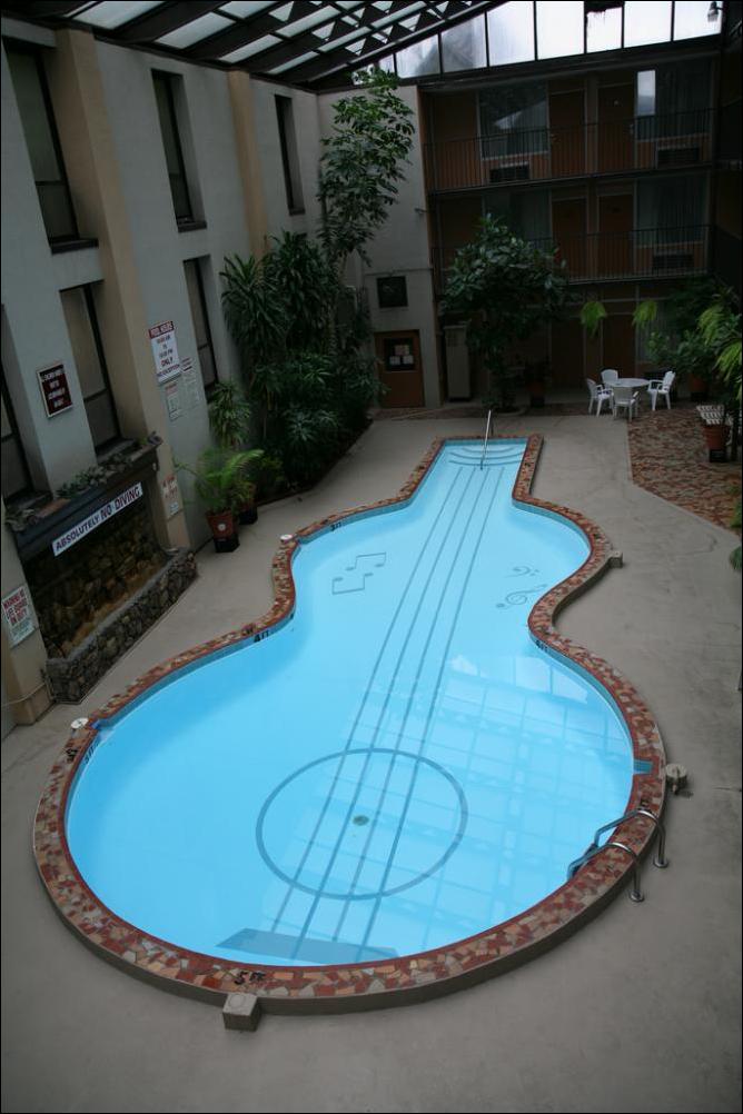 Бассейны в форме гитары (13 фото)