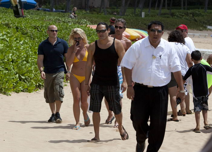 Бритни Спирс на пляже в желтом бикини (13 фото)