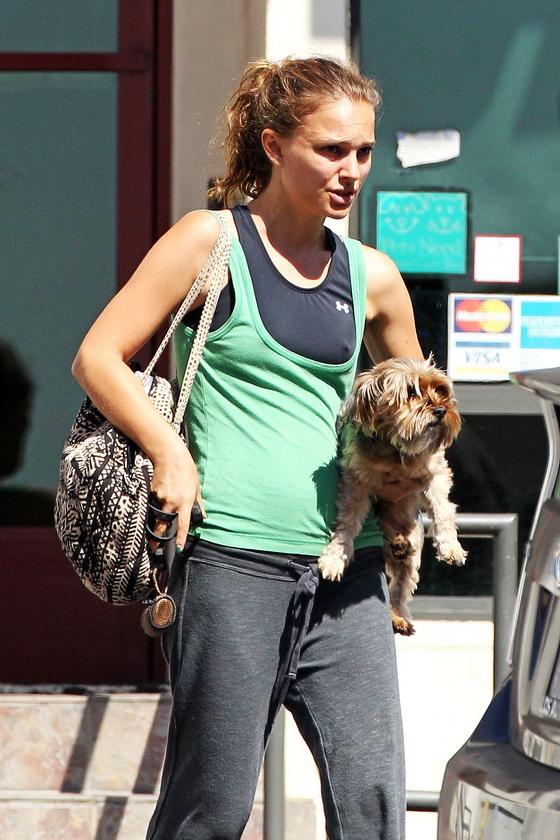 Натали Портман прогуливается с собачкой
