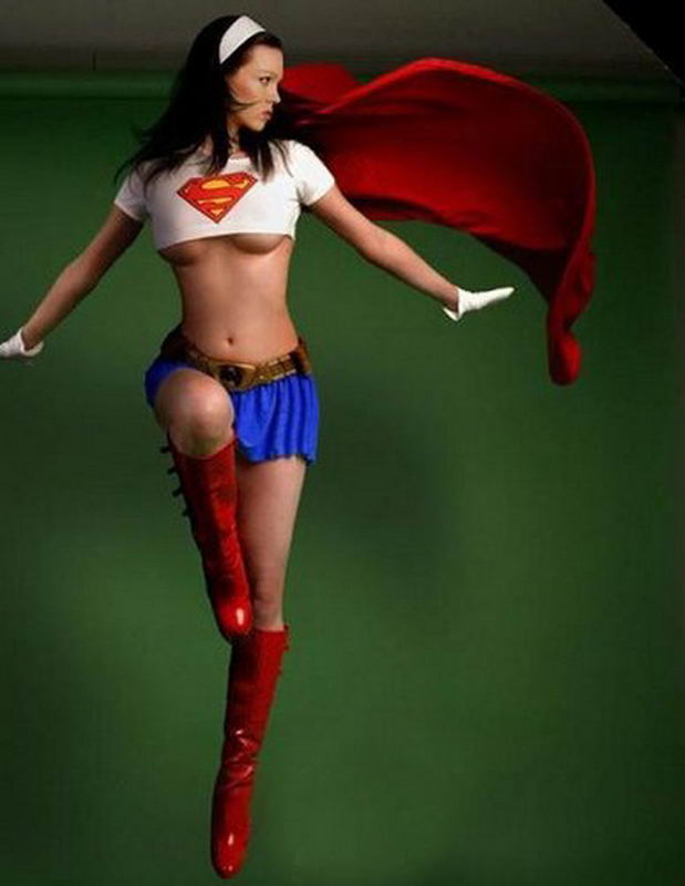 Девушка в костюме супермена