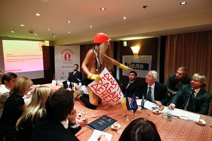 Femen акция "Дайте бабам денег!"