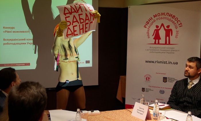 Femen акция "Дайте бабам денег!"