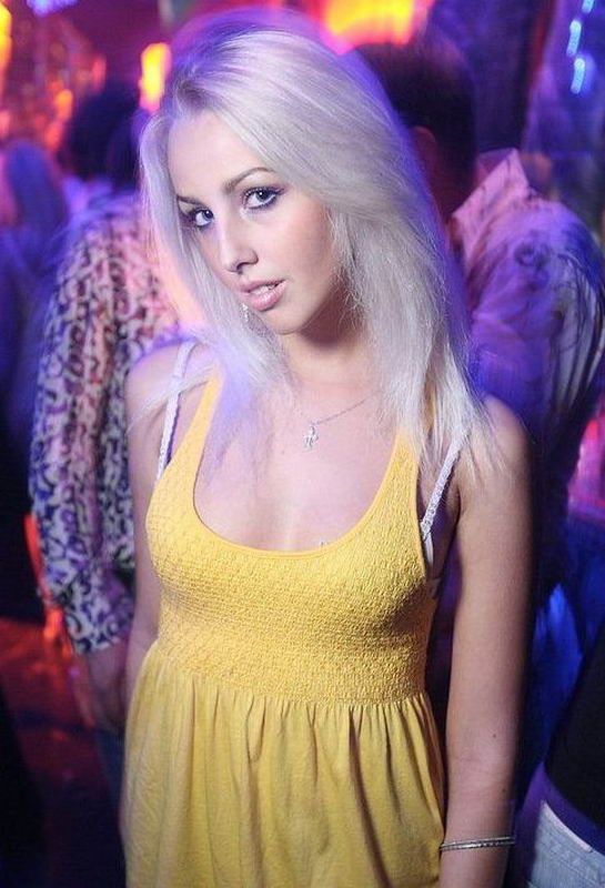 Блондинка в клубе
