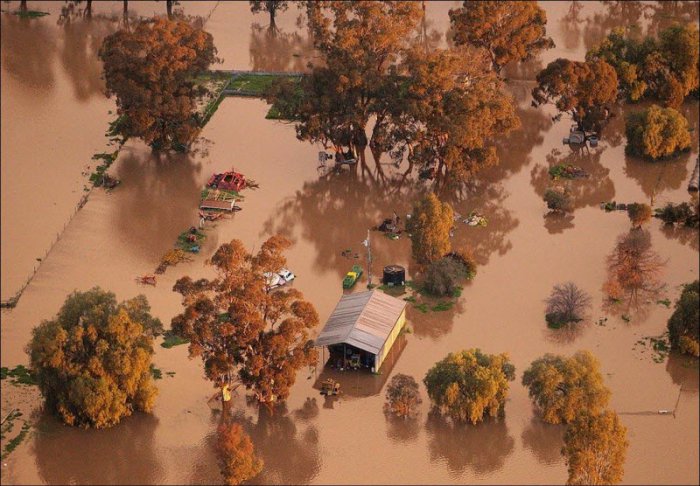 Сильные наводнения в Австралии (7 фото)