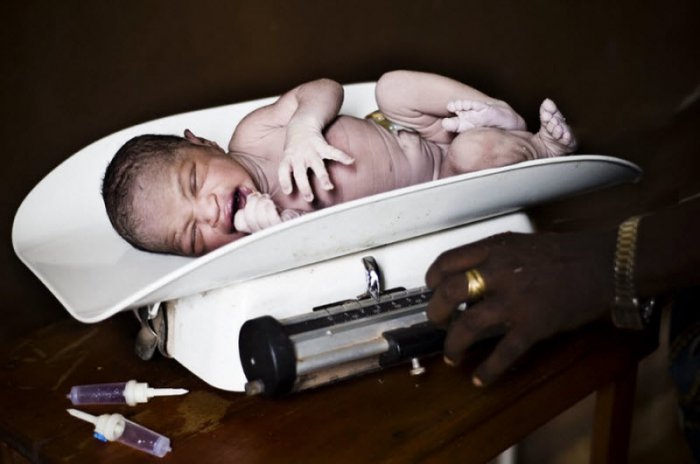 Рождение и смерть в Сьерра-Леоне (20 фото)
