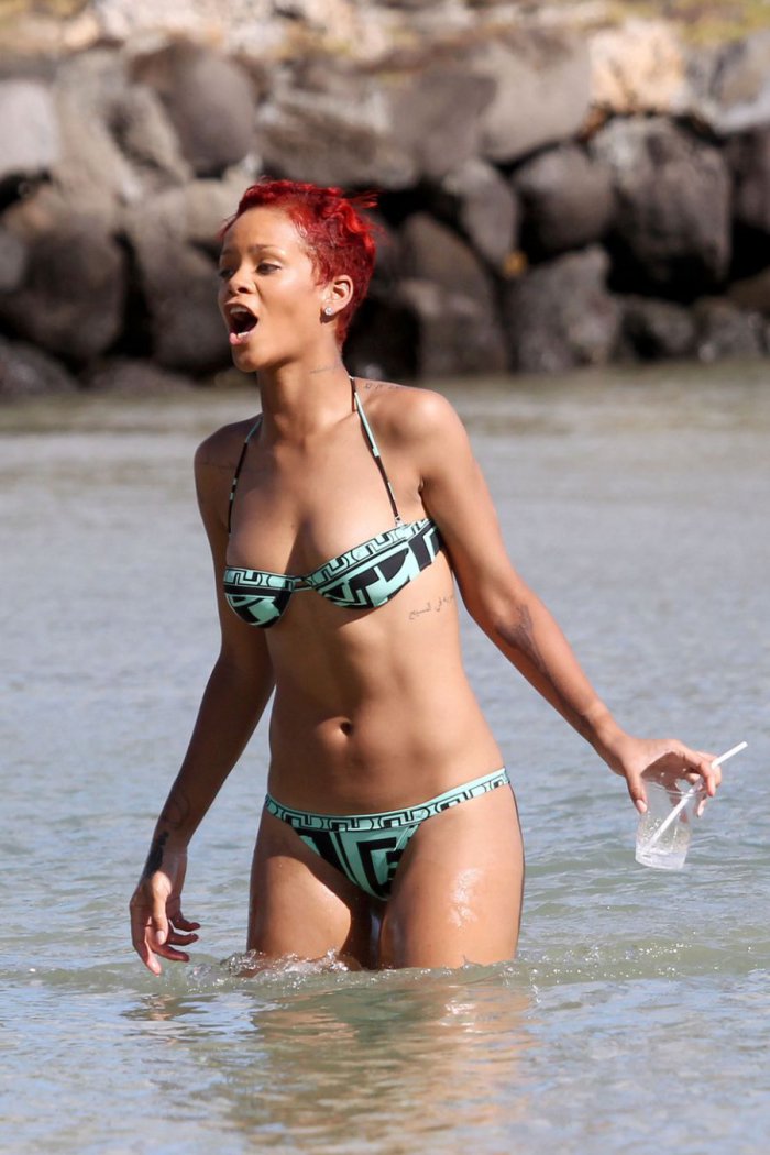 Rihanna в бикини (10 фото)