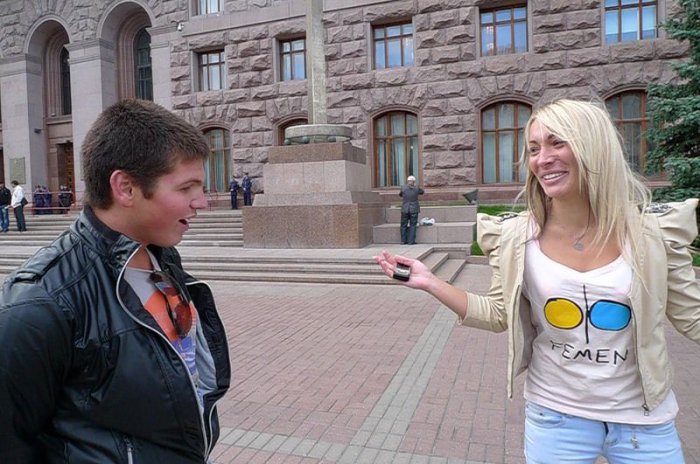  Femen: ",  i  i" (32 +)