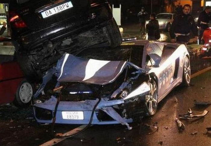Печальная участь полицейской Lamborghini (10 фото)