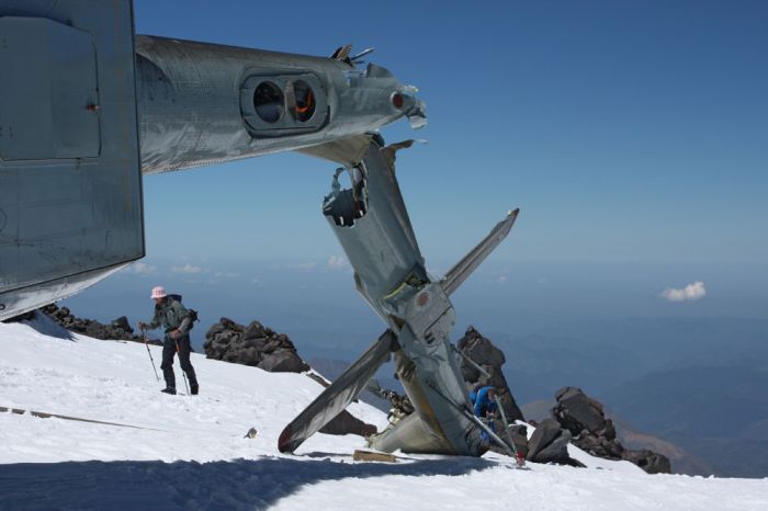 Упавший Ми-8 на склонах Эльбруса (11 фото)