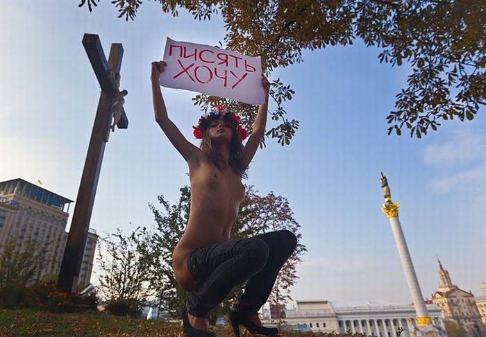 FEMEN в поисках общественного туалета (7 фото НЮ)