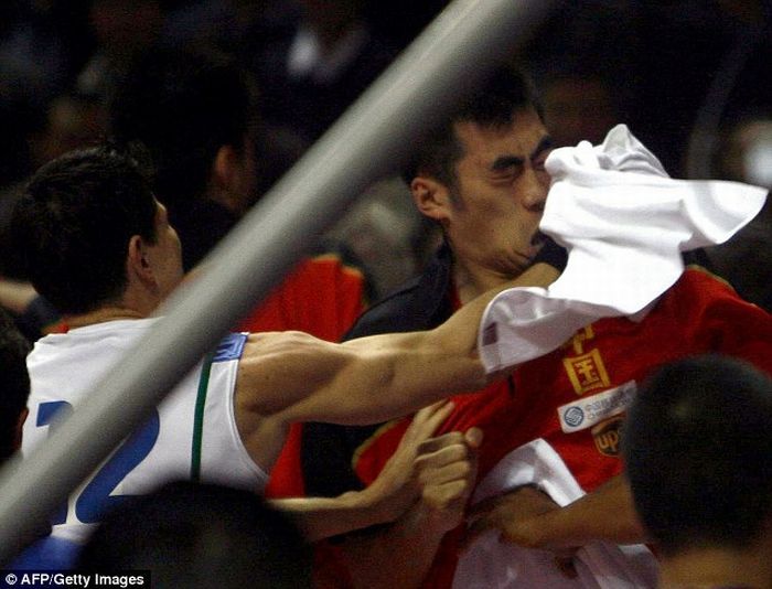 Драка во время матча между сборными Китая и Бразилии