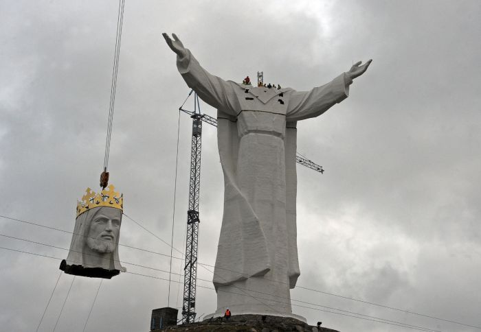 Огромная статуя Христа Спасителя в Польше (12 фото)