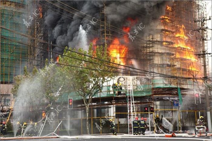 Пожар в центре Шанхая (30 фото)
