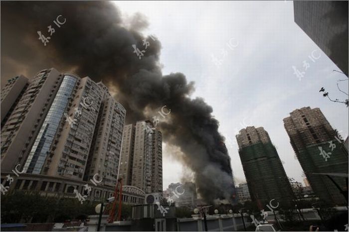 Пожар в центре Шанхая (30 фото)