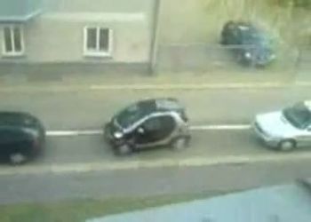 Женщина пытается припарковаться