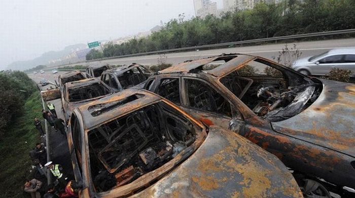 В Китае сгорело 20 автомобилей (6 фото)