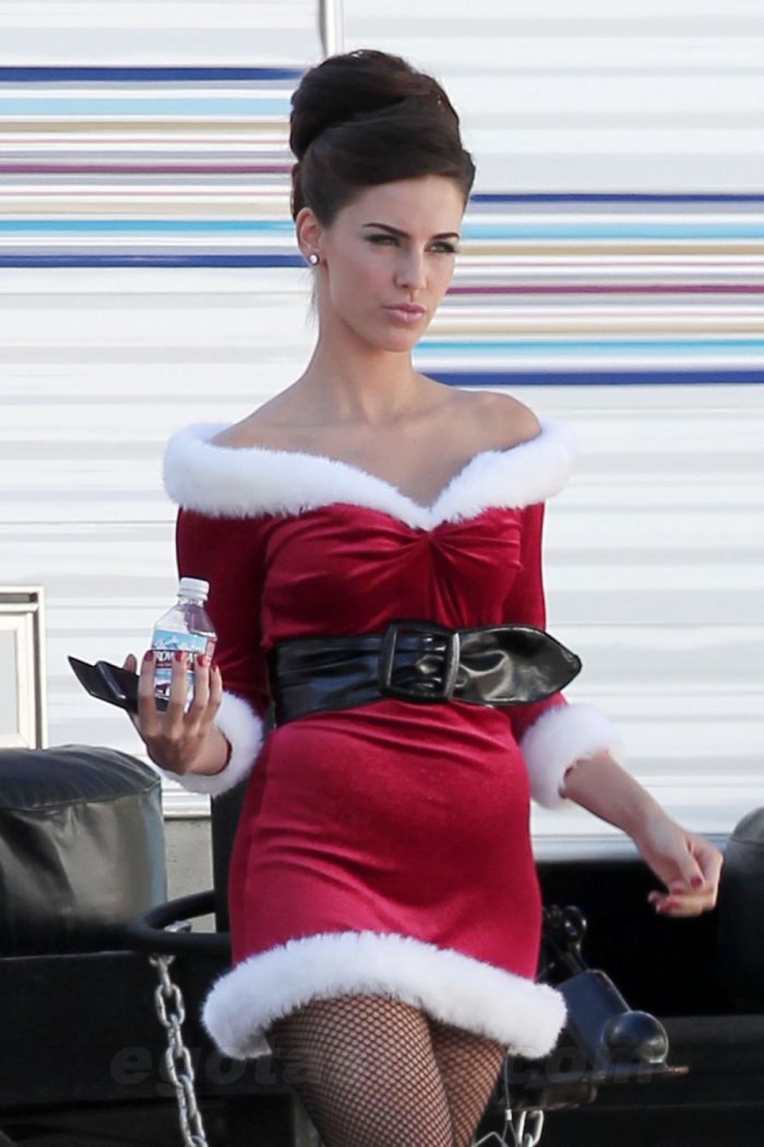 Jessica Lowndes в костюме Санта-Клауса (7 фото)