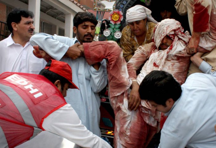 Атака смертника в Пешаваре, Пакистан (11 фото)