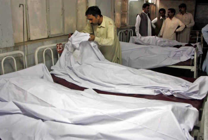 Атака смертника в Пешаваре, Пакистан (11 фото)