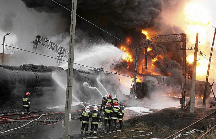 Взрыв цистерн с нефтепродуктами в Польше (5 фото)
