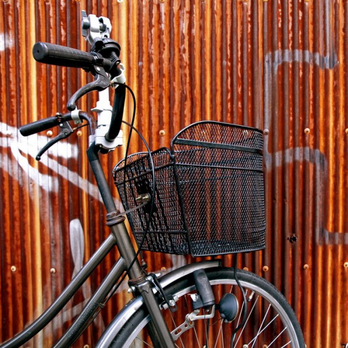 Велосипеды у стен в разных странах