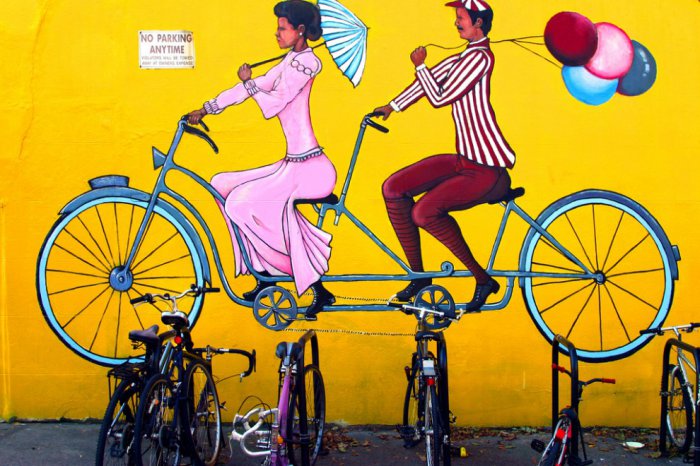 Велосипеды у стен в разных странах