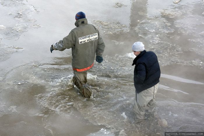 В Екатеринбурге пробки, снег и сильный потоп