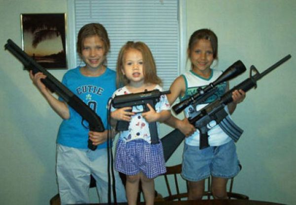 Девочкам нравится оружие (18 фото)