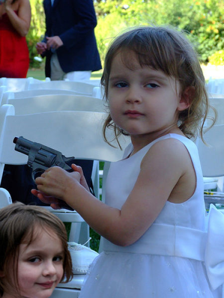 Девочкам нравится оружие (18 фото)