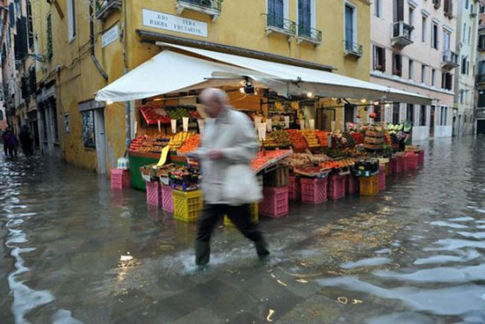 В Венеции сильнейшее наводнение за 22 года (13 фото)