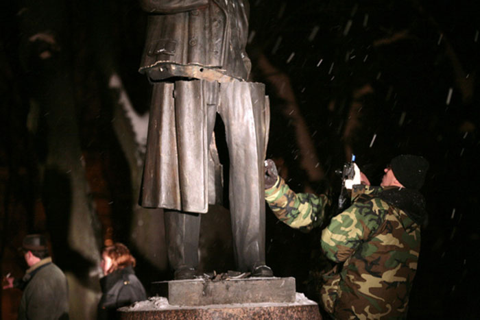 В Петербурге взорвали памятник Ленину