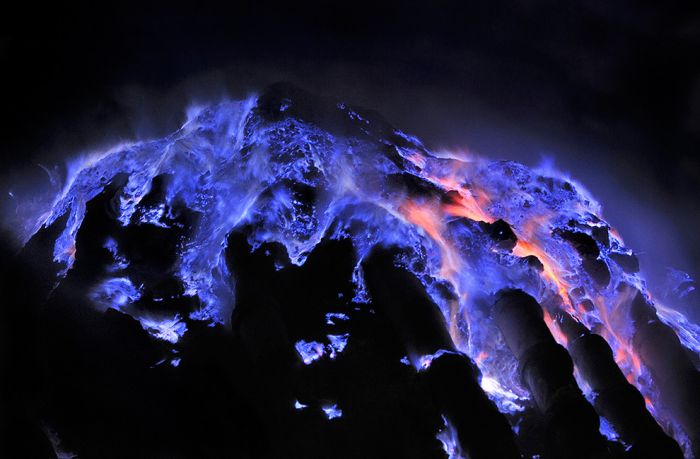Потрясающие фотографии ночного вулкана Кавах Льен