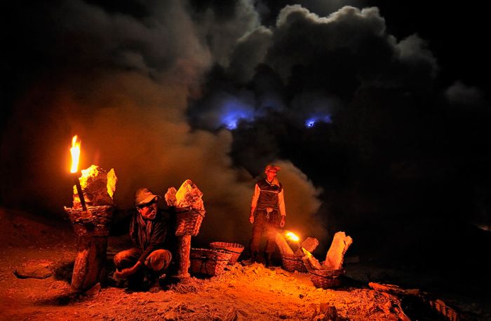 Потрясающие фотографии ночного вулкана Кавах Льен